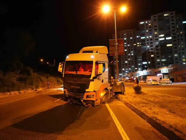 Kastamonu'da meydana gelen trafik kazasında hasar gören tırın görüntüsü.