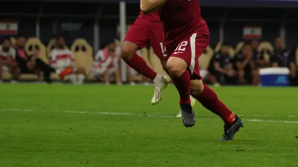 Katar Milli Futbol Takımı'nın 2026 Dünya Kupası yolculuğunu temsil eden fütüristik bir görsel