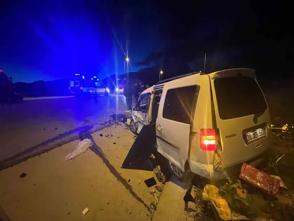 Kayseri-Develi Karayolu'nda meydana gelen trafik kazası sonrası olay yeri inceleme ve kurtarma çalışmaları