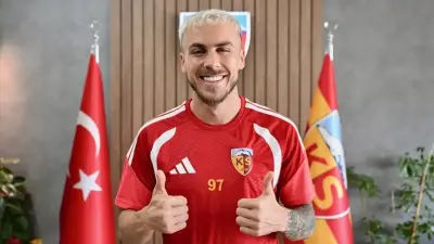Kayserisporlu futbolcu Taulant Seferi gol sevincini yaşıyor.
