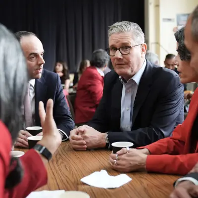 Keir Starmer, İstifa Çağrılarını Savuşturdu Ancak Liderlik Sorunları Devam Ediyor