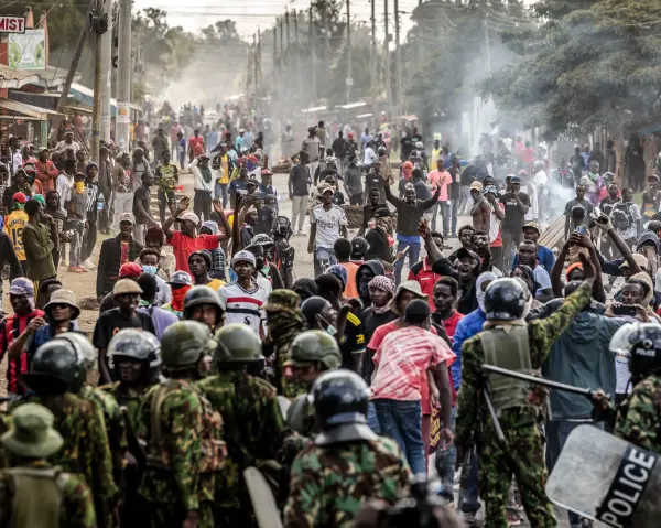 Kenya'da Ebola tesisi protestosunda polis ile göstericiler arasında çatışma yaşanıyor.