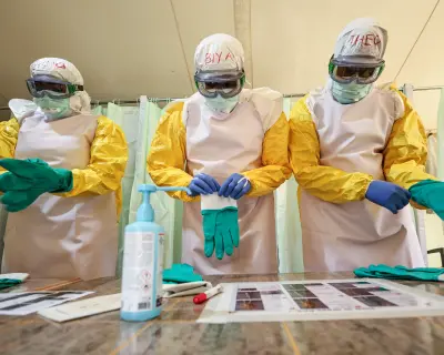 Kenya Sağlık Bakanı'nın Ebola vakası hakkında açıklama yaparken çekilmiş fotoğrafı