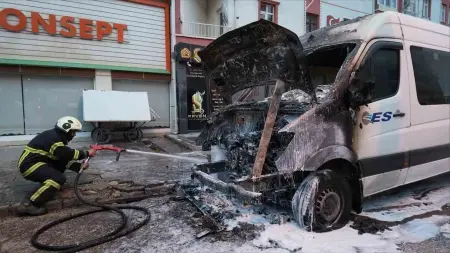 Kırıkkale'de yanan minibüse müdahale eden itfaiye ekipleri