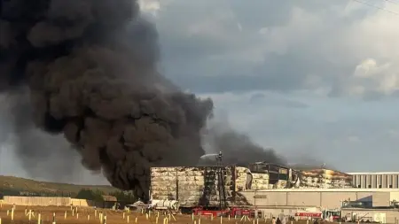 Kırklareli'deki ilaç fabrikasında çıkan yangına müdahale eden itfaiye ekipleri