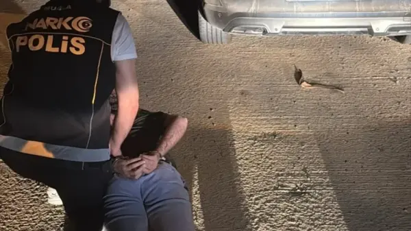 Bodrum'da kırmızı bültenle aranan uyuşturucu şüphelisinin yakalandığı operasyondan bir görüntü