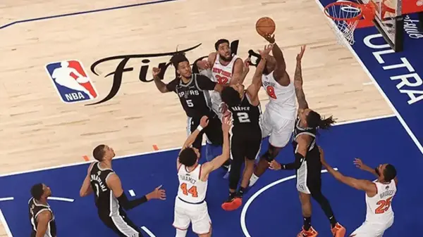 New York Knicks oyuncuları Mitchell Robinson ve Josh Hart'ın NBA Finalleri maç sonrası sevinci