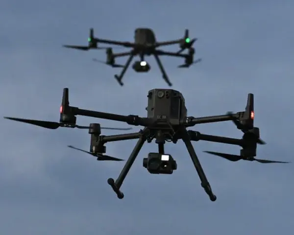 Kolombiya'da bir drone'un havada uçtuğu ve çatışma bölgesini izlediği an.