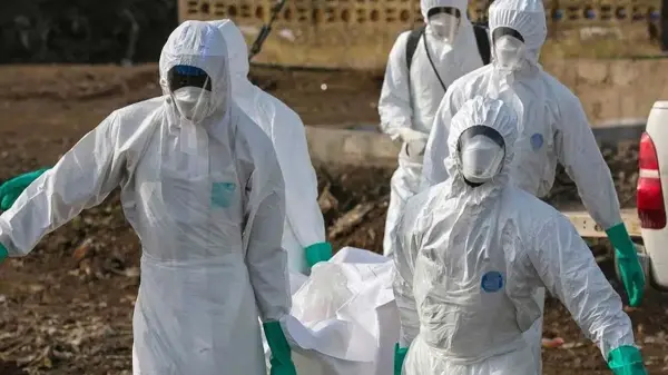 Kongo Demokratik Cumhuriyeti'nde Ebola salgınına müdahale eden sağlık görevlileri