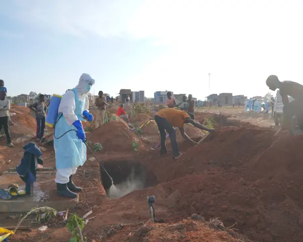 Kongo Demokratik Cumhuriyeti'nde Ebola salgını sırasında dezenfeksiyon yapan sağlık görevlisi