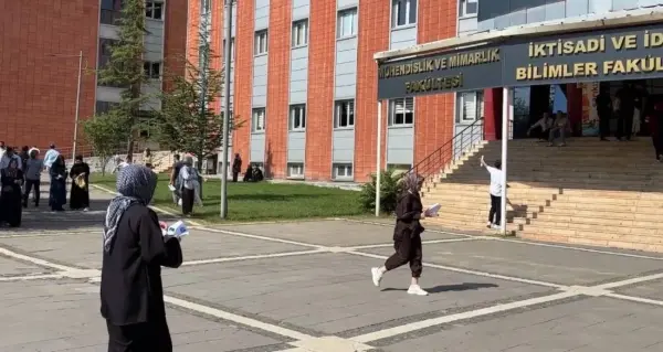 KPSS Lisans sınavına yetişmeye çalışan adaylar