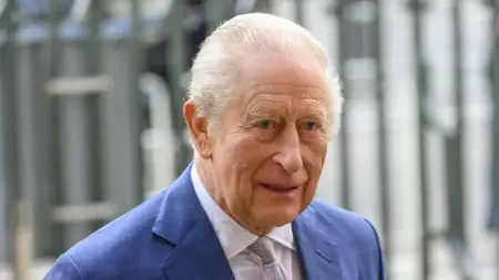 İngiltere Kralı 3. Charles, Lordlar Kamarası'nda konuşma yaparken