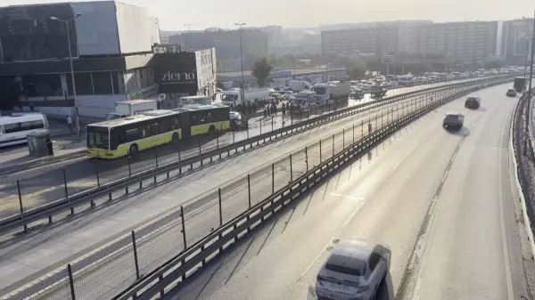 Küçükçekmece'de otomobilin İETT otobüsüne çarptığı kaza yeri