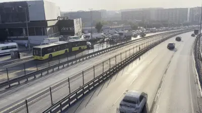 Küçükçekmece'de Feci Kaza: Otomobil İETT Otobüsüne Arkadan Çarptı, 3 Kişi Hayatını Kaybetti