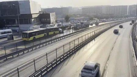 Küçükçekmece'de otomobilin İETT otobüsüne çarptığı kaza yeri