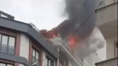 Küçükçekmece’de Korkutan Yangın: 4 Katlı Binanın Çatısı Kül Oldu