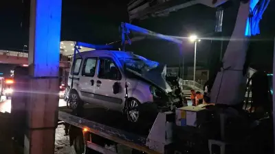 Küçükçekmece'de Makas Atan Sürücü Facianın Eşiğinden Döndü: 2 Yaralı