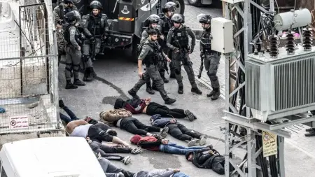 Kudüs'te İsrail askerleri tarafından durdurulan Filistinli bir genç.
