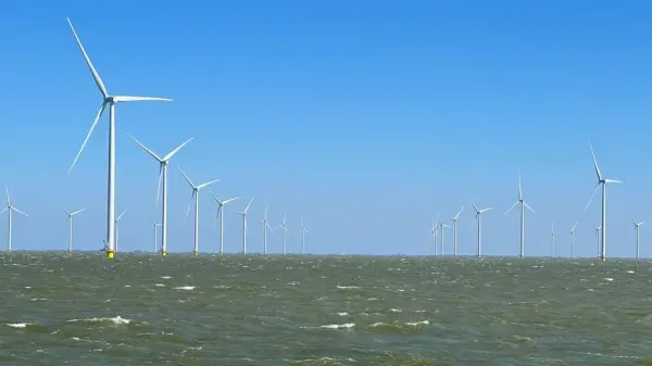 Yenilenebilir enerji panelleri ve rüzgar türbinleri, enerji güvenliği arayışını simgeliyor.
