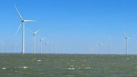Yenilenebilir enerji panelleri ve rüzgar türbinleri, enerji güvenliği arayışını simgeliyor.