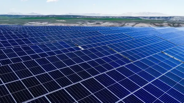 Geniş bir güneş enerjisi santralinin havadan çekilmiş fotoğrafı