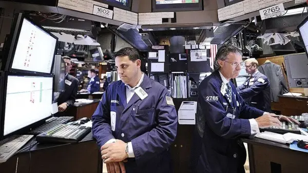 Borsa işlem salonunda ekranlara bakan yatırımcılar