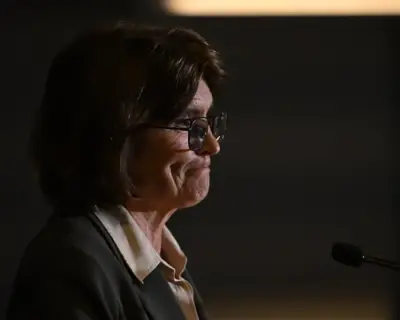 Küresel Savaşın Gölgesinde Yakıt Şoku: RBA Başkanı Bullock'tan Avustralya'ya Yoksullaşma Uyarısı