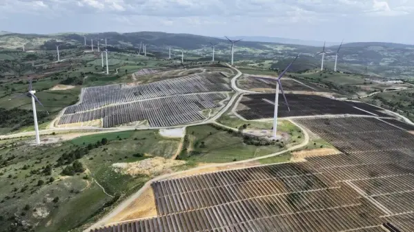 Geniş bir güneş enerjisi tarlası ve rüzgar türbinleri