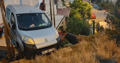 Kuşadası'nda bir otomobilin birinci kat verandasından sarkarken çekilmiş fotoğrafı.