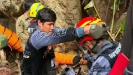 Laos'ta sel basan bir mağarada kurtarma operasyonu