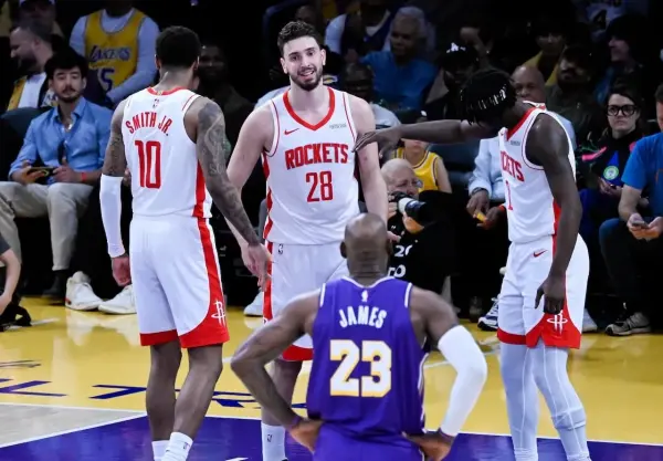 LeBron James ve Alperen Şengün saha içinde tartışırken