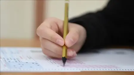 LGS sınavına hazırlanan öğrenci çalışma masası