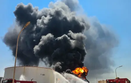 Libya'daki Zaviye petrol istasyonunda drone saldırısı sonrası çıkan yangın.
