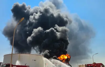 Libya'daki Zaviye petrol istasyonunda drone saldırısı sonrası çıkan yangın.