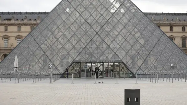Louvre Müzesi'nin dış cephesi ve çevresi, güncel durumu yansıtan bir fotoğrafta.