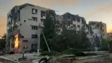 Starobilsk'te yıkılan okul binasının enkazı