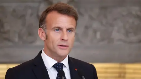 Fransa Cumhurbaşkanı Emmanuel Macron, AB Komisyonu Başkanı Ursula von der Leyen'e yazdığı mektupta akaryakıt fiyatları için düzenleme esnekliği talep ediyor.