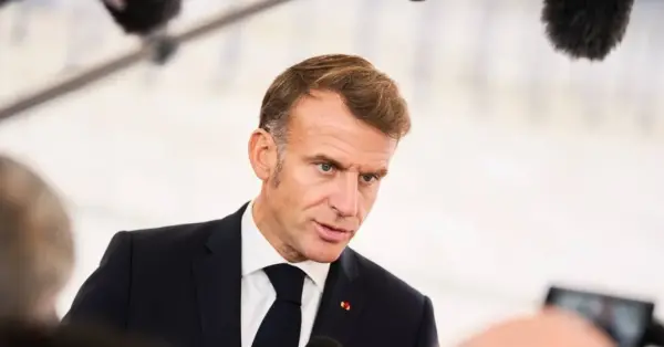 Fransa Cumhurbaşkanı Emmanuel Macron bir basın toplantısında konuşurken
