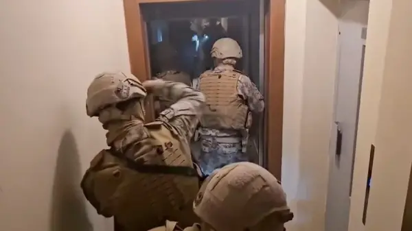 Polis ekiplerinin mali suç örgütlerine yönelik operasyonda şüphelileri gözaltına alma anı.