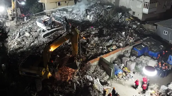 Maltepe'de çöken binanın enkazında arama kurtarma çalışmaları.