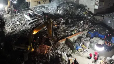 Maltepe'de çöken binanın enkazında arama kurtarma çalışmaları.