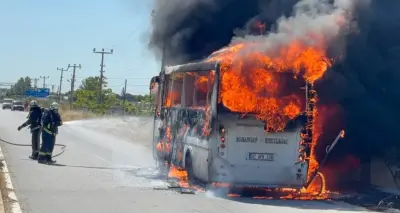 Manavgat'ta Seyir Halindeki Midibüs Alev Aldı: Yolcular Tahliye Edildi
