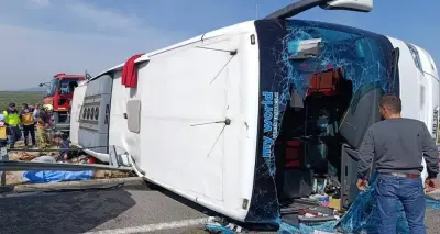 Manisa'da meydana gelen otobüs kazası sonrası olay yeri