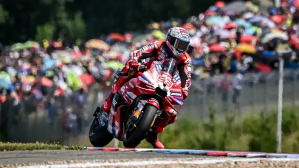 Marc Marquez, Almanya Grand Prix'sinde zaferini kutlarken.