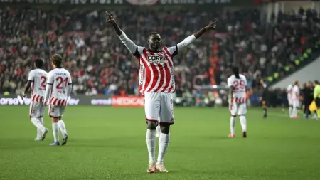 Samsunsporlu futbolcu Marius Mouandilmadji gol sevinci yaşarken