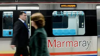 Marmaray treninde teknik arıza nedeniyle bekleyen yolcular