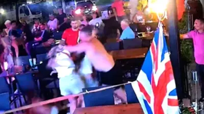 Marmaris'te İngiliz Turistin Alkollü Saldırısı: Eşi ve Çocuğunu Darp Etti