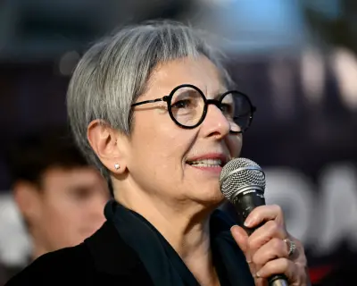 Gazeteci Mary Kostakidis'in mahkeme çıkışında açıklama yaparken çekilmiş fotoğrafı