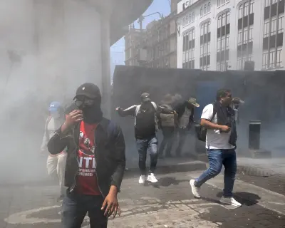 Meksika'da Dünya Kupası Öncesi Öğretmen Protestosuna Biber Gazlı Müdahale: Zócalo'da Gerilim