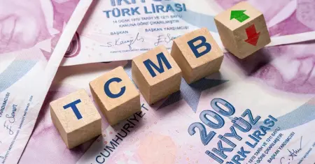Türkiye Cumhuriyet Merkez Bankası binası önünde ekonomik göstergeleri temsil eden bir grafik